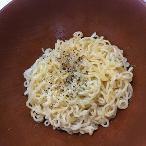 【ずぼら飯】塩ラーメンでカルボナーラ